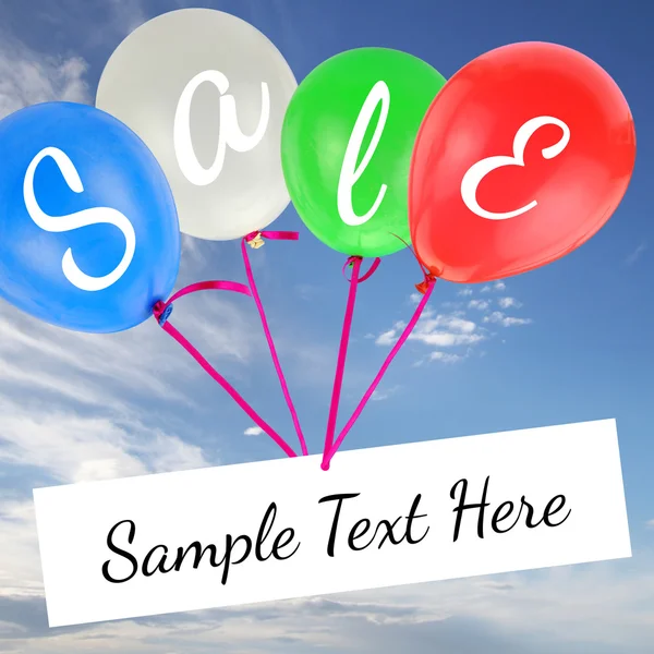 Ballonnen met verkoop tekst en kopie-ruimte op blauwe hemel — Stockfoto