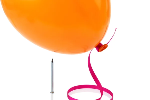 Nagel bezig met pop een ballon geïsoleerd op wit — Stockfoto