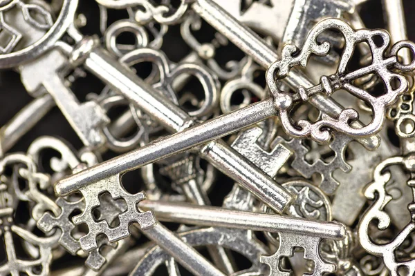 Högen av antika metalliskt nycklar närbild bakgrund — Stockfoto