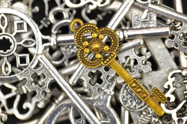 Fém gombokkal Vértes halom arany antik kulcs — Stock Fotó