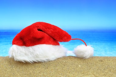 Santa claus şapka kum plajındaki