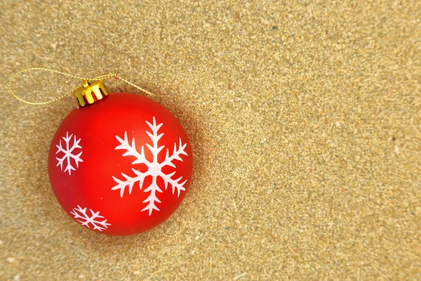 Weihnachtskugel am Strand — Stockfoto