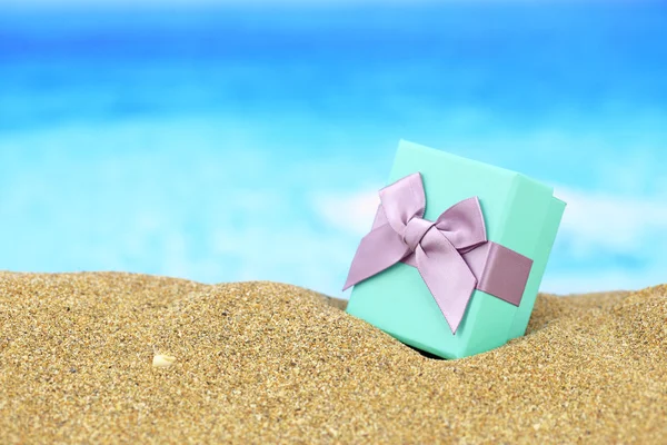 在沙滩上蝴蝶结的礼品盒 — 图库照片