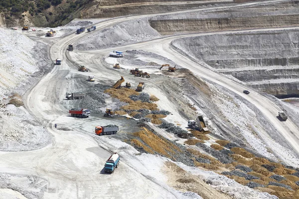 Coal mining site in the mountains — Stock Photo, Image