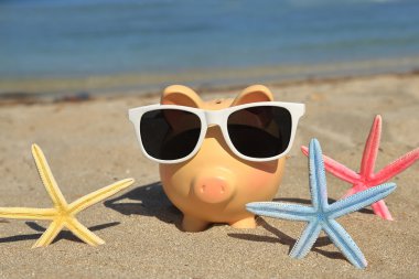 Kum üzerinde güneş gözlüğü ile yaz piggy banka