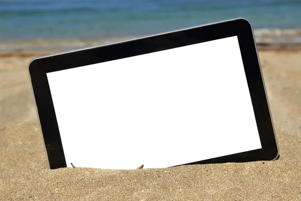 Tablet bilgisayarda kumlu plaj — Stok fotoğraf