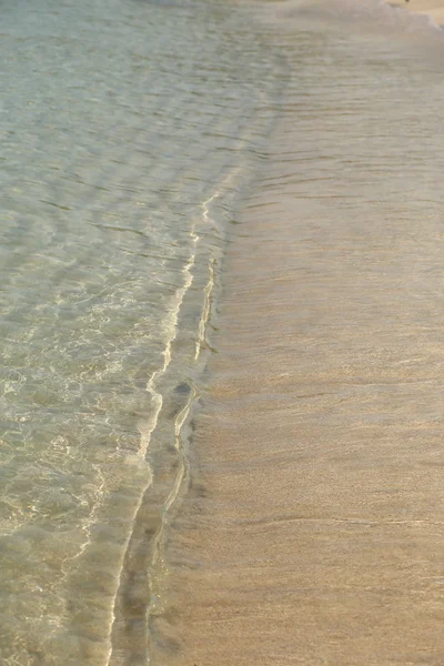 Linia brzegowa z piaszczystej plaży w Grecji — Zdjęcie stockowe