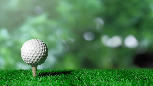 Golf ball op groene gras en groene achtergrond — Stockfoto