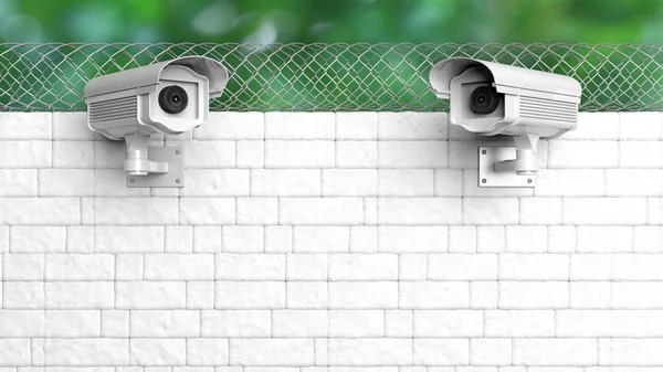 Beveiliging bewakingscamera op witte bakstenen muur met keten-link fence — Stockfoto