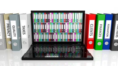 Office klasörler üst üste geleneksel iş akışı kavramı, izole karşı dizüstü bilgisayar ekranında