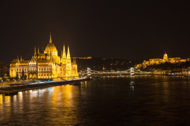 Budapeşte Macaristan, Parlamento ve Tuna Nehri gece vurdu
