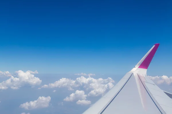 Orizzonte blu con nuvole, ripresa aerea dall'aereo, con ala visibile — Foto Stock