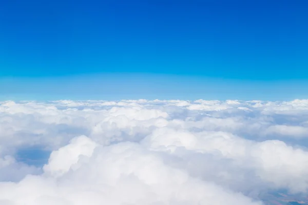 青い空に白い雲、空撮 — ストック写真