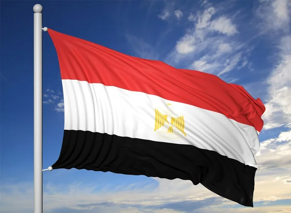 Drapeau agitant de l'Egypte sur mât de drapeau, sur fond de ciel bleu . — Photo
