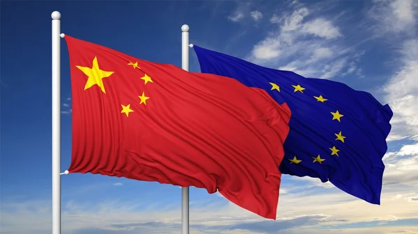 Lijst van vlaggen van China en de Eu op vlaggenmast, zwaaien op blauwe hemelachtergrond. — Stockfoto