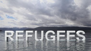 Dağlar ve arka planda gökyüzü ile su çıkan mülteci metin.