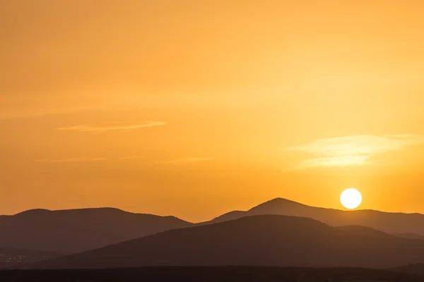 Vista panoramica di un bel tramonto ricco arancione sulle montagne — Foto Stock