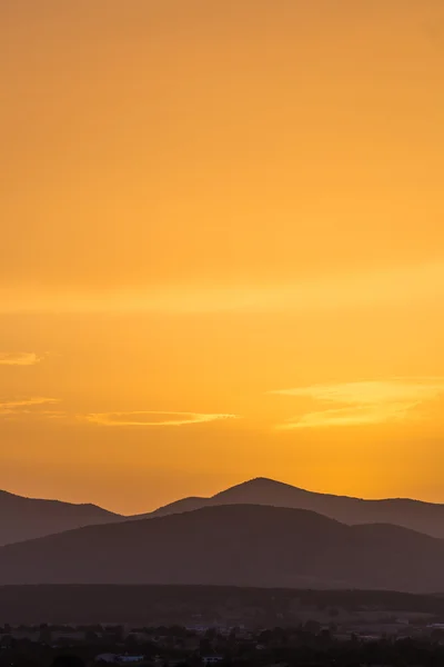 Vista panoramica di un bel tramonto ricco arancione sulle montagne — Foto Stock