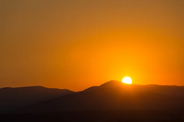 Vista panoramica di un bel tramonto ricco arancione sulle montagne — Foto Stock