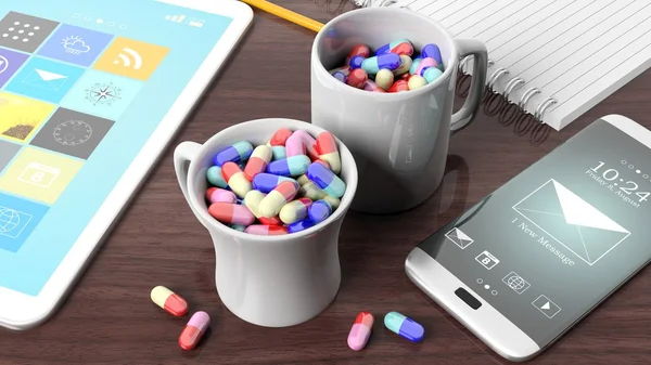 Kávé Bögrék teljes tabletták, tabletta, okostelefon, notebook, fából készült asztal. — Stock Fotó