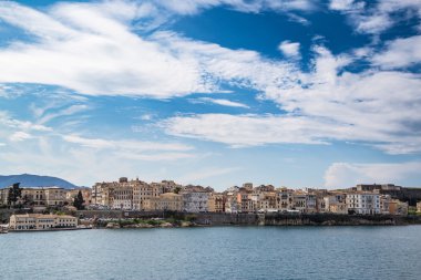 Corfu Island cityscape mavi suları ve gökyüzü ile denizden.