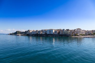 Corfu Island cityscape mavi suları ve gökyüzü ile denizden.