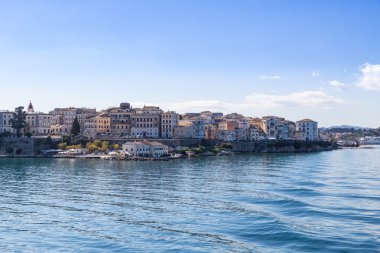 Corfu Island cityscape mavi suları ve gökyüzü ile denizden.