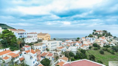 Kea Adası Cyclades Yunanistan, binalar ve doğa arka plan.