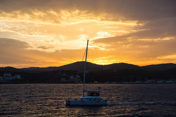 Γραφική θέα από ένα υπέροχο ηλιοβασίλεμα πάνω από τη θάλασσα με το σκάφος στο νερό — Φωτογραφία Αρχείου
