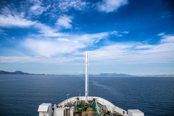 Θαλασσογραφία θέα από βάρκα, μπλε νερά με σαφή μπλε ουρανό — Φωτογραφία Αρχείου
