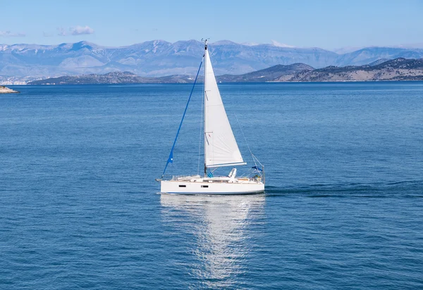 Sailing boat on blue sea waters with clear blue sky — Stock Photo, Image