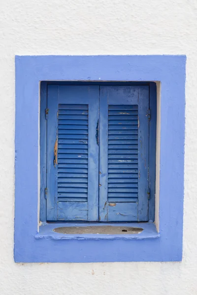 Fenster mit geschlossenen blauen Rollläden — Stockfoto
