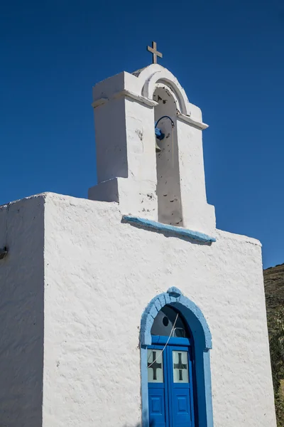 Belltower üzerinde mavi gökyüzü ile küçük eski kilise — Stok fotoğraf