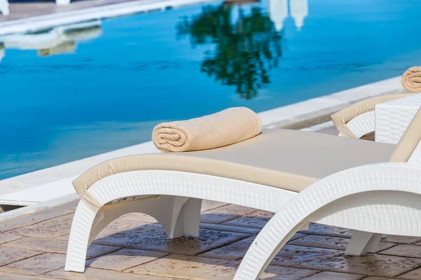 Sunbed with towel closeup by the poolside — Stock Photo, Image