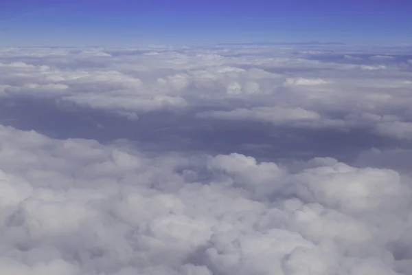 雲と青い空撮スカイライン — ストック写真