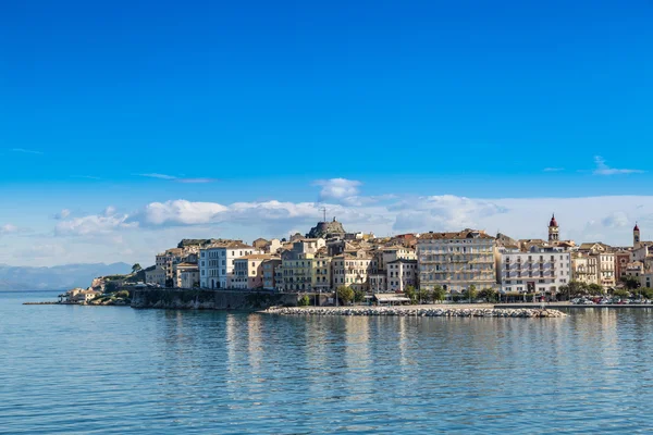 Paisaje urbano de Corfú desde el mar con aguas azules y cielo . —  Fotos de Stock