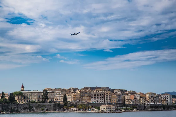 Corfu ön stadsbild från havet med blått vatten och himmel. — Stockfoto