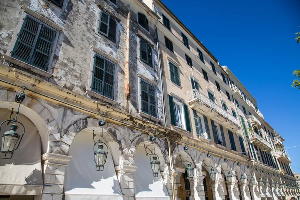 Gebouwen op de straten van Corfu stad, Griekenland — Stockfoto