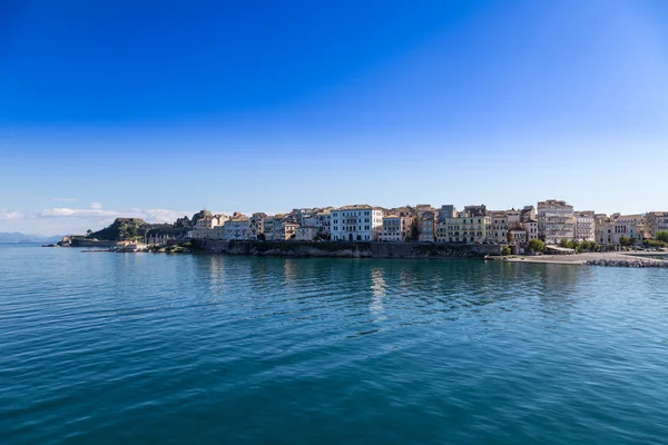 Corfu ön stadsbild från havet med blått vatten och himmel. — Stockfoto