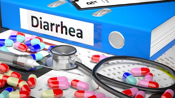 Врачебный стол с лекарствами и медикаментами. Синяя папка — стоковое фото
