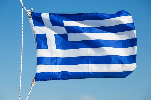 Bandeira da Grécia balançando no vento contra o céu azul claro — Fotografia de Stock