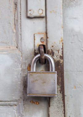 Eski ahşap grungy boyalı kapı closeup kilitlendiğinde.