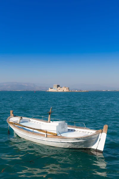 Paisaje marino con barco pesquero y castillo de Bourtzi en el fondo, Nafplio, Grecia — Foto de Stock
