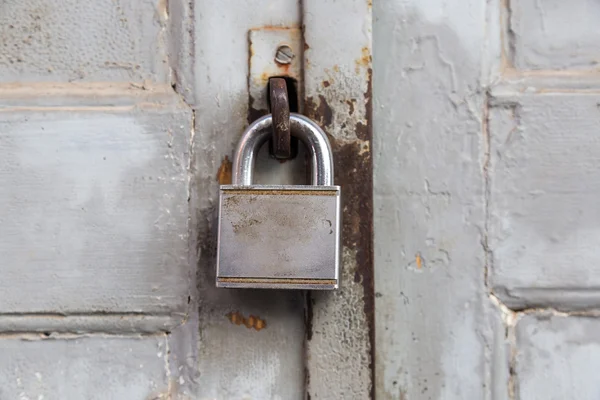Old lock on wooden grungy painted door closeup. — Stock Photo, Image