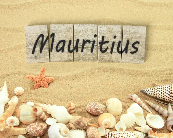 Mauritius op houten plank stukken met zeeschelpen en zand — Stockfoto