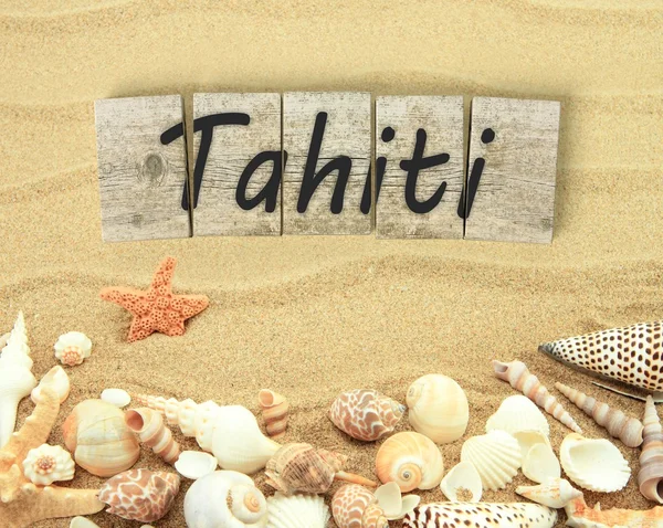 Tahiti a fa sakktáblát darab tengeri kagyló és homok — Stock Fotó