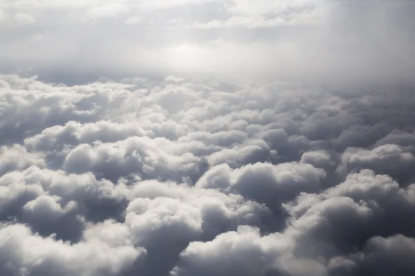 Puszyste chmury burzowe, antenowa Fotografia. — Zdjęcie stockowe