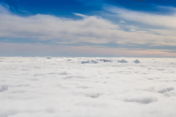 Bewölkter Himmel mit Horizont, Luftaufnahmen. — Stockfoto