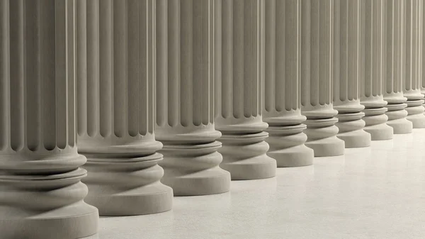 Pilares antigos em uma fileira no chão de mármore . — Fotografia de Stock