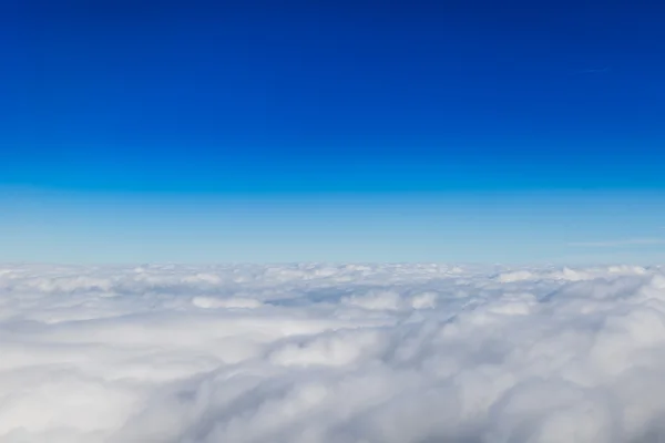 Orizzonte blu e nuvole bianche, ripresa aerea — Foto Stock